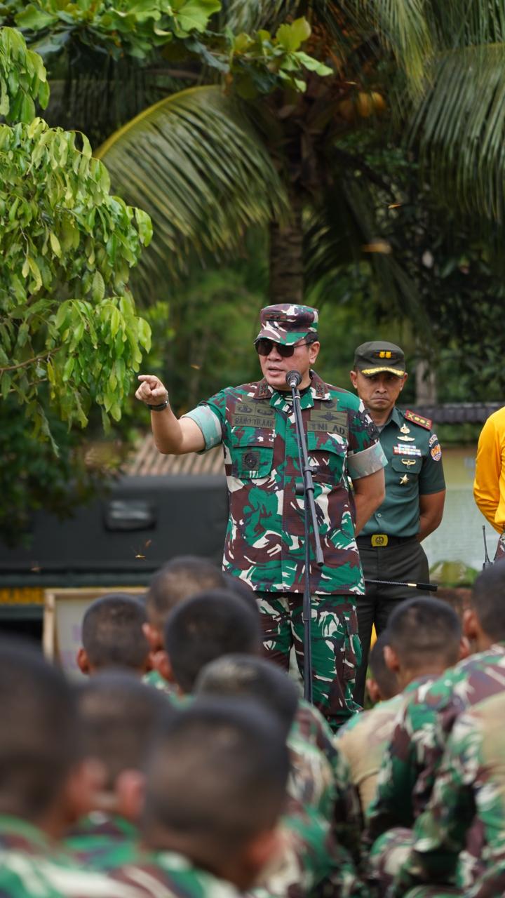 Gubernur Akmil Meninjau Latihan Teknik Mendayung dan Ketahanan Taruna Tingkat II Gubernur Akmil Meninjau Latihan Teknik Mendayung dan Ketahanan Taruna Tingkat II