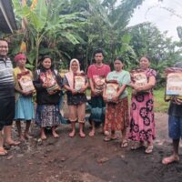 Kades Lotvi Salurkan Bantuan bagi Warga Terdampak Luapan Banjir di Dusun Klompang