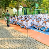 Bangkitkan Minat Pelajar Jadi Tentara, Babinsa Balen Bojonegoro Datangi Sekolah Sosialisasikan Rekrutmen TNI Angkatan Darat
