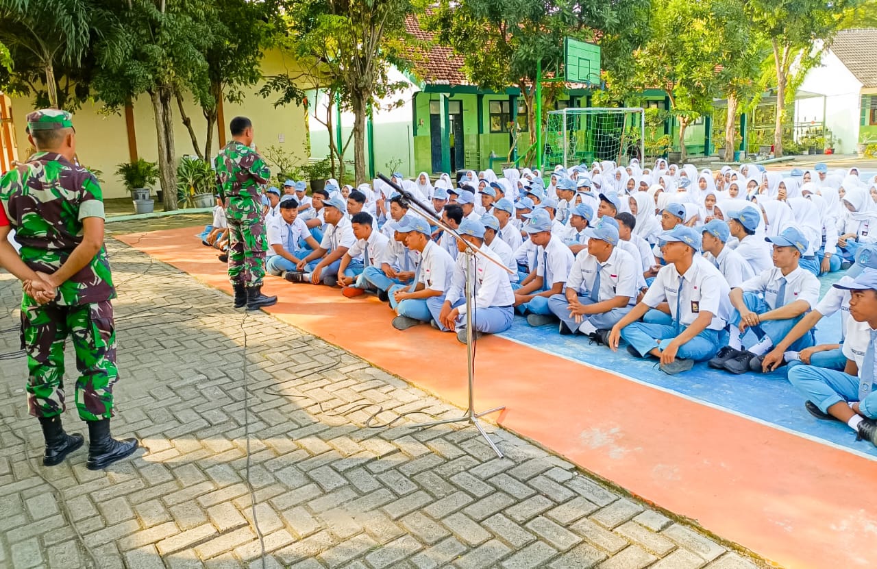 Bangkitkan Minat Pelajar Jadi Tentara, Babinsa Balen Bojonegoro Datangi Sekolah Sosialisasikan Rekrutmen TNI Angkatan Darat Bangkitkan Minat Pelajar Jadi Tentara, Babinsa Balen Bojonegoro Datangi Sekolah Sosialisasikan Rekrutmen TNI Angkatan Darat
