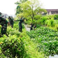 Mitigasi Bencana, Babinsa Kodim Bojonegoro bersama Warga Sukorejo Karya Bakti Pembersihan Sungai