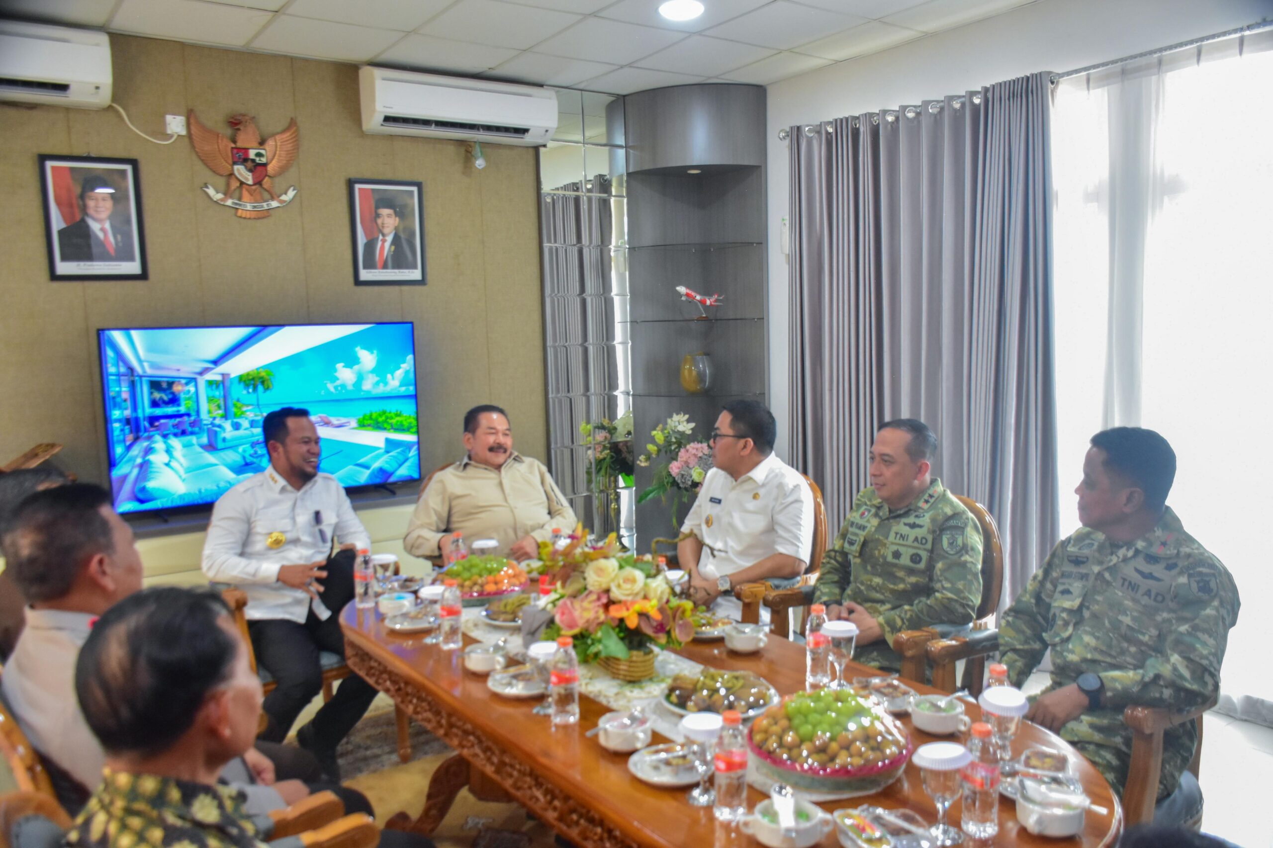 Jaksa Agung RI Kunjungi Kalimantan Timur, Disambut Pangdam VI/Mlw dan Danrem 091/ASN Jaksa Agung RI Kunjungi Kalimantan Timur, Disambut Pangdam VI/Mlw dan Danrem 091/ASN