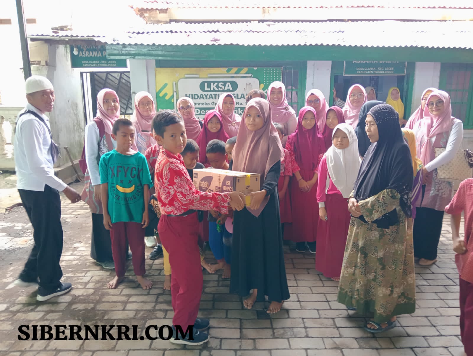 Peringati Isra Mi’raj, SDN Tamansari II Dringu Tebar Kebaikan di Panti Asuhan Hidayatul Islam