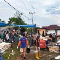 Anggota Koramil 1505-04/Oba Gotong Royong Bersama Warga Bangun Masjid