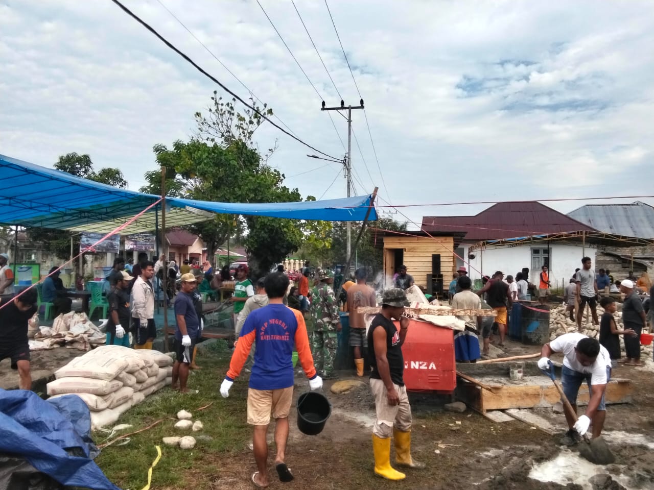 Anggota Koramil 1505-04/Oba Gotong Royong Bersama Warga Bangun Masjid