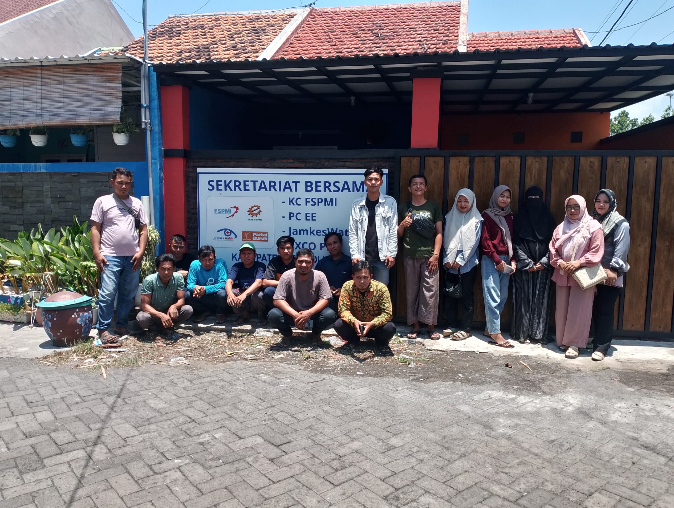 Foto Eks Karyawan SPBU Semampir dikantor KC FSPMI Probolinggo Kraksaan 