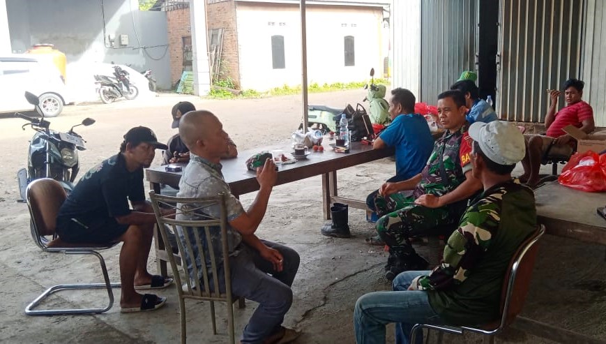 Melalui komsos Babinsa Dan Warga Bangun Komunikasi Harmonis Melalui komsos Babinsa Dan Warga Bangun Komunikasi Harmonis