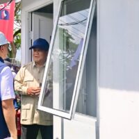 Wakil Panglima TNI Dampingi Presiden RI Tinjau Pembangunan Rumah Hunian Danantara di Aceh Tamiang