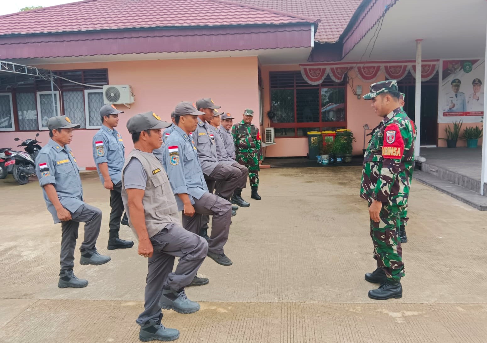 Babinsa Berikan Pelatihan PBB Sebagai Upaya Pembinaan Kedisiplinan Anggota Linmas