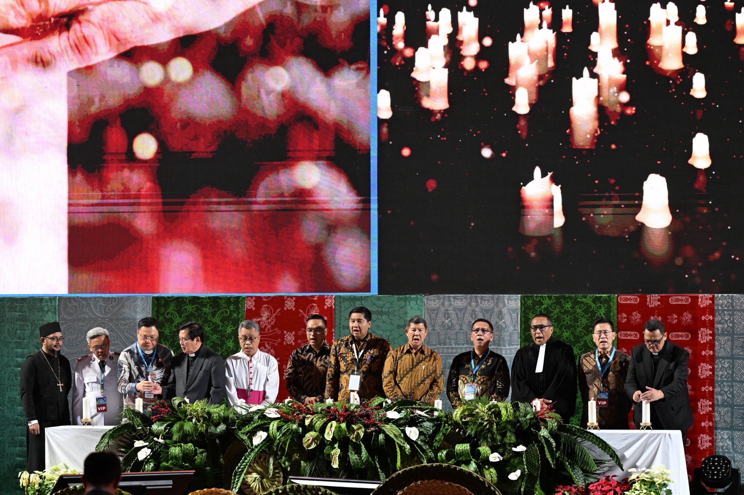 Panglima TNI Dampingi Presiden Prabowo Hadiri Perayaan Natal Nasional 2025 di GBK Panglima TNI Dampingi Presiden Prabowo Hadiri Perayaan Natal Nasional 2025 di GBK