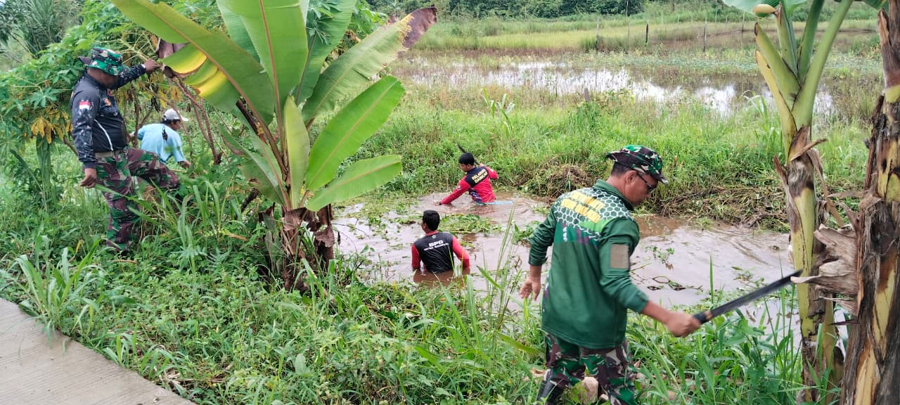 Cegah Banjir dan Luapan Air, Tiga Pilar Bersama Warga Kompak Gotong Royong Bersihkan Drainase Cegah Banjir dan Luapan Air, Tiga Pilar Bersama Warga Kompak Gotong Royong Bersihkan Drainase