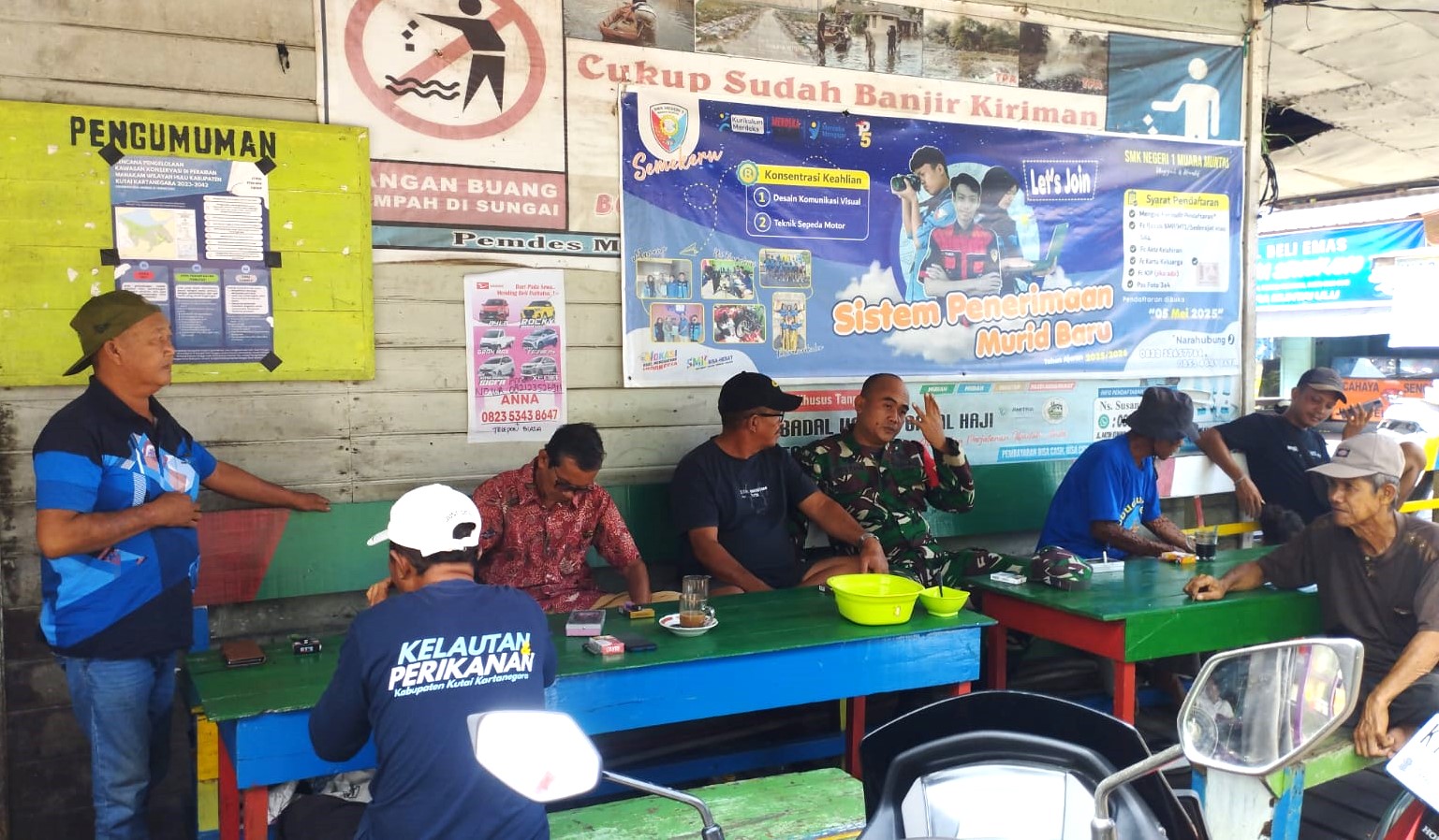 Babinsa Muara Muntai Ilir Pastikan Wilayah Binaan Aman, Lakukan Komsos di Warung Kopi Babinsa Muara Muntai Ilir Pastikan Wilayah Binaan Aman, Lakukan Komsos di Warung Kopi