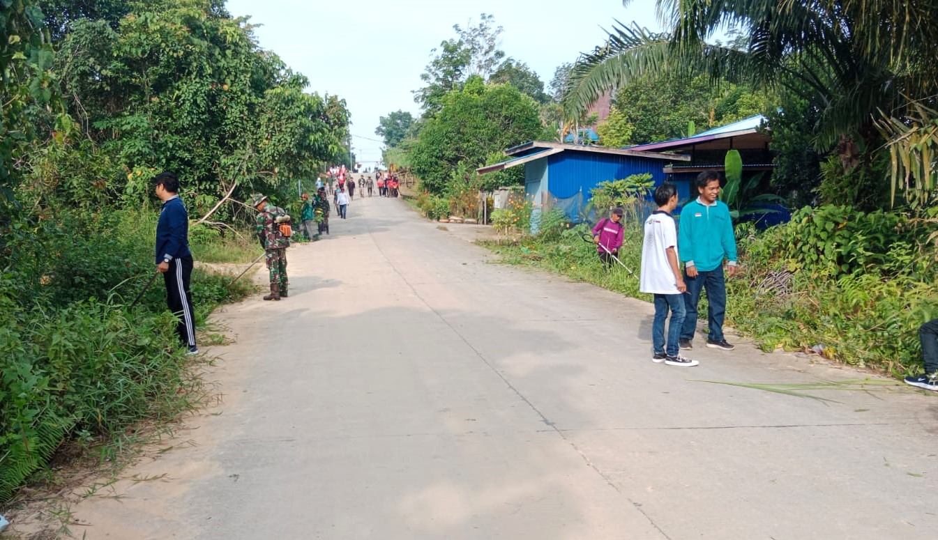 Kemanunggalan TNI Bersama Rakyat, Anggota Koramil Koba Dan Warga Gotong Royong Bersihkan Bahu Jalan Kemanunggalan TNI Bersama Rakyat, Anggota Koramil Koba Dan Warga Gotong Royong Bersihkan Bahu Jalan
