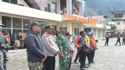 Dandim 1714/PJ Dampingi Gubernur Papua Tengah Bagi Laptop Gratis Se-Pelajar di Kab. Puncak Jaya