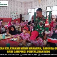 Pastikan Kelayakan Menu Makanan, Babinsa Sumber Sari Dampingi Penyaluran MBG