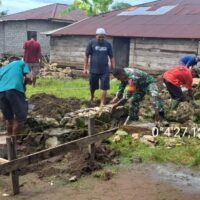 Peduli Warga Binaan, Babinsa Kodim 1505/Tidore Turun Langsung Bangun Rumah
