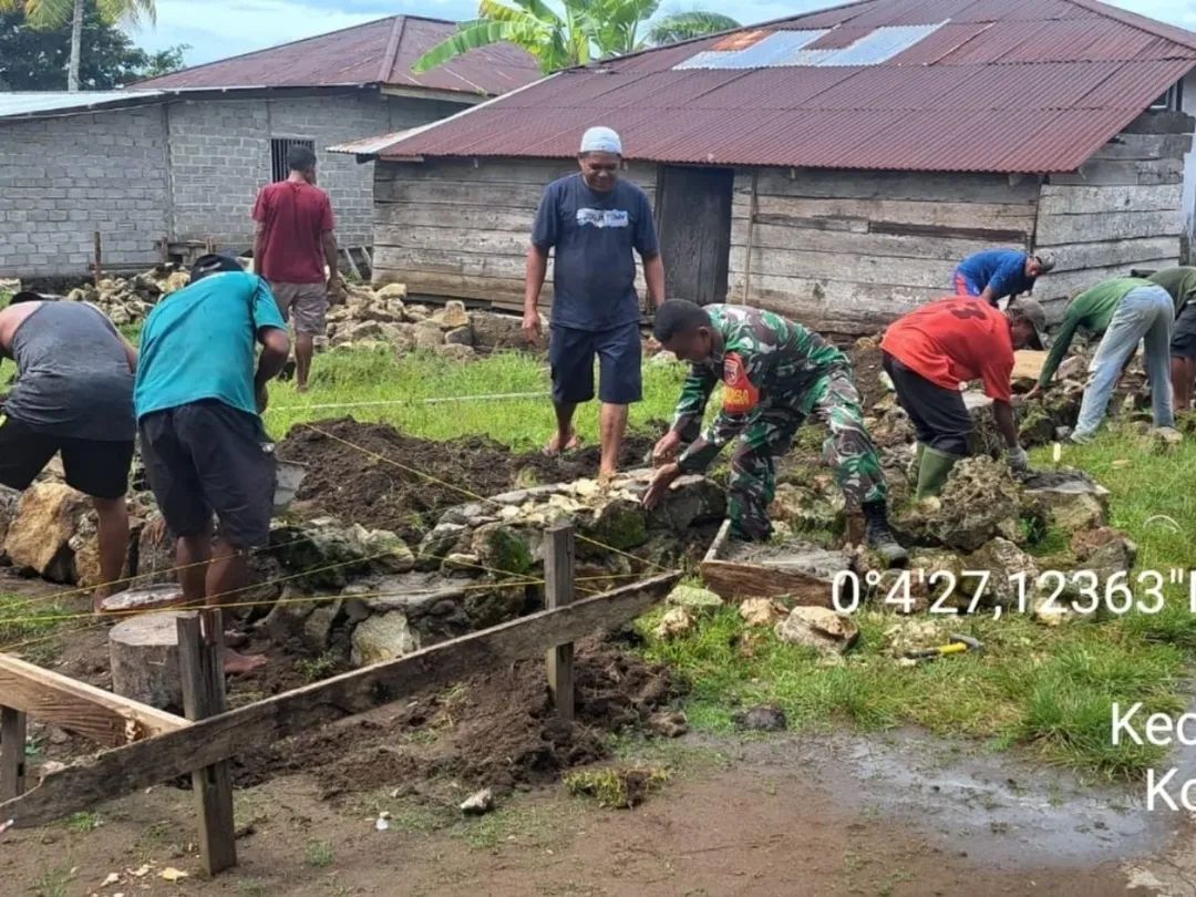 Peduli Warga Binaan, Babinsa Kodim 1505/Tidore Turun Langsung Bangun Rumah