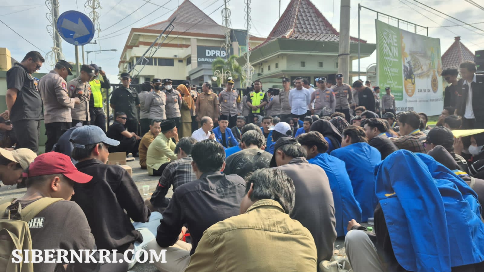 Hujan Kritik di Gedung Rakyat, PMII Probolinggo Tuntut Etika Pejabat Perayaan Ultah Saat Jam Kerja