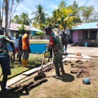 Perkokoh Kemanunggalan, Babinsa Koramil Kokonao Bersama Warga Binaan Gotong Royong Cor Jalan Gereja