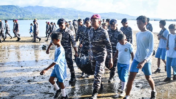 Nyatakan Perang Terhadap Sampah, TNI Bergerak Serentak Bersihkan Lingkungan