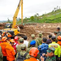 Panglima TNI Tinjau Lokasi Longsor Cisarua