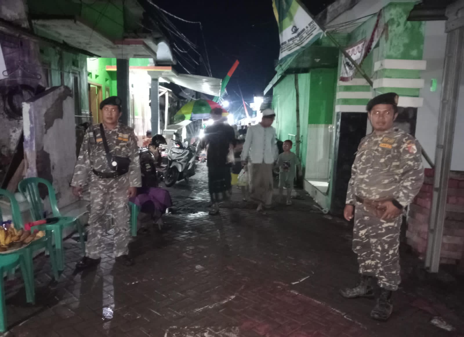 Personel Banser Leces Kawal Kelancaran Pengajian Umum di Randuputih