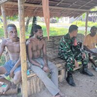 Babinsa Koramil 1710-07/Mapurujaya Laksanakan Komsos dengan Warga