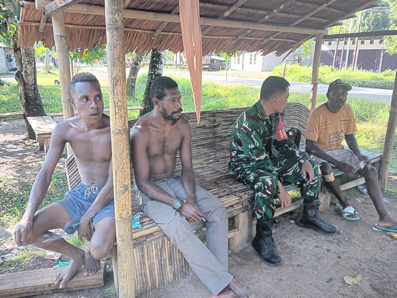 Babinsa Koramil 1710-07/Mapurujaya Laksanakan Komsos dengan Warga