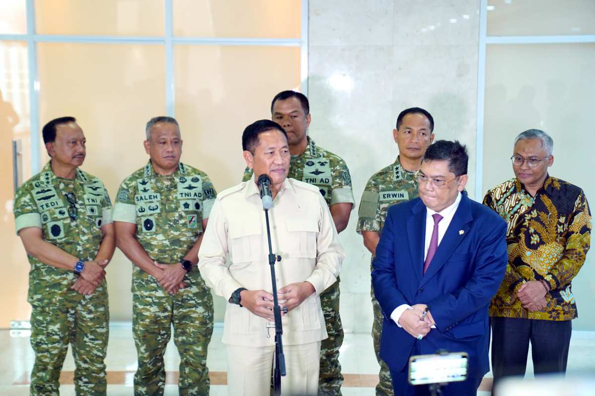 Wapang TNI dan Wamenhan RI Bahas Penguatan Alutsista dalam Rapat Kerja Komisi I di DPR RI Wapang TNI dan Wamenhan RI Bahas Penguatan Alutsista dalam Rapat Kerja Komisi I di DPR RI