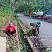 Babinsa Koramil 1505-05/Sofifi Bersama Warga Kerja Bakti Bersihkan Akses Jalan