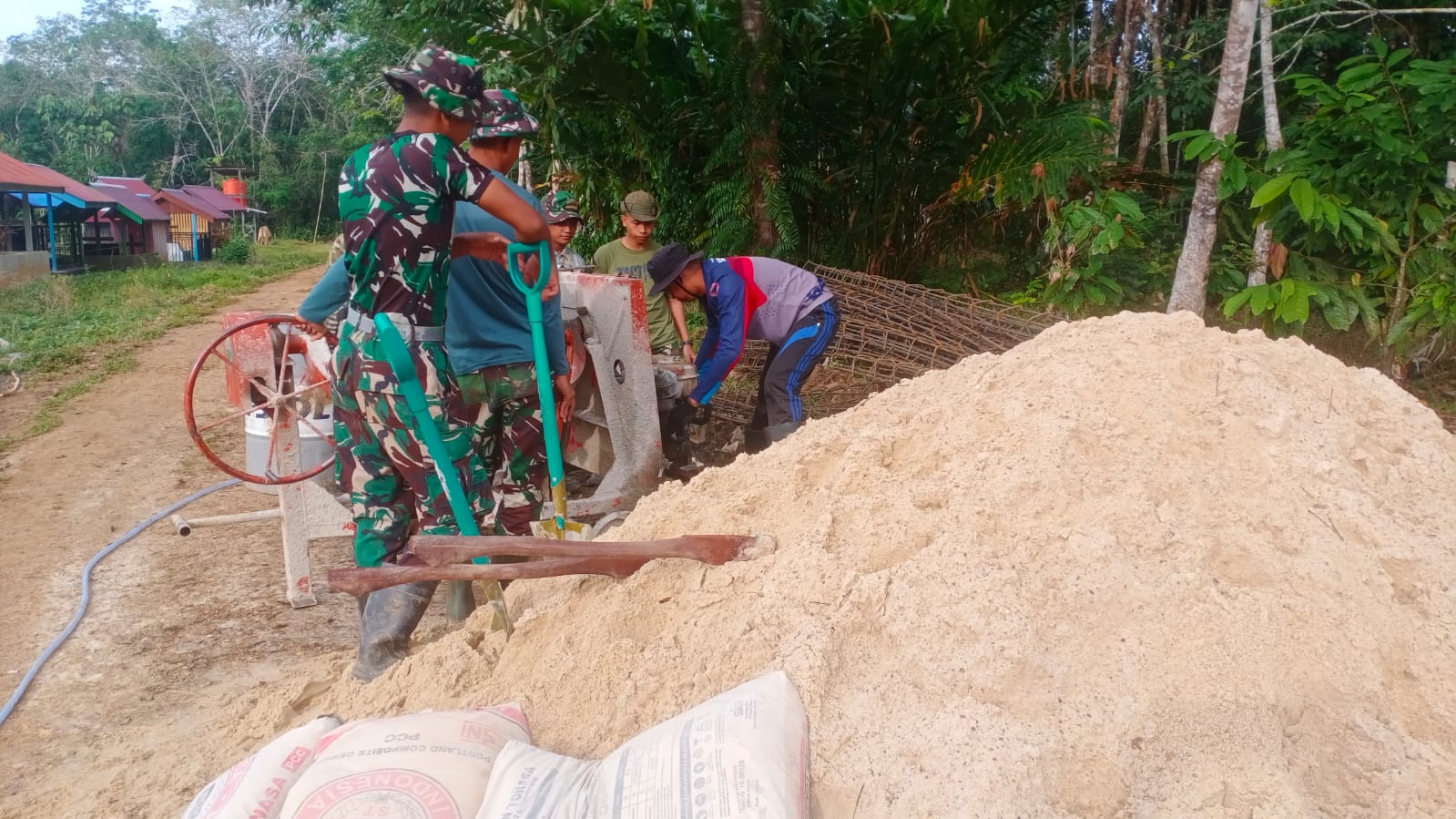 Semangat Gotong Royong Warnai Pengerjaan Semenisasi Jalan di Kampung Linggang Amer
