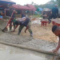 Semangat Gotong Royong Warnai Pengerjaan Semenisasi Jalan di Kampung Linggang Amer