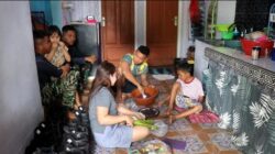 Di Balik Tugas TMMD, Ada Momen Kebersamaan Anggota Satgas dan Ibu Asuh di Dapur Sederhana
