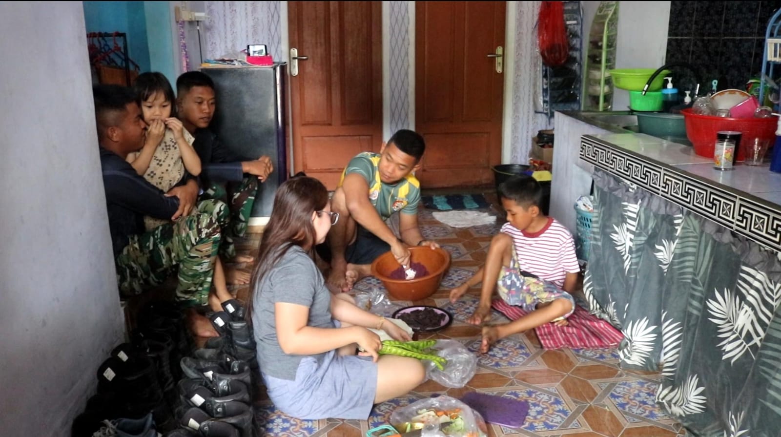 Di Balik Tugas TMMD, Ada Momen Kebersamaan Anggota Satgas dan Ibu Asuh di Dapur Sederhana Di Balik Tugas TMMD, Ada Momen Kebersamaan Anggota Satgas dan Ibu Asuh di Dapur Sederhana
