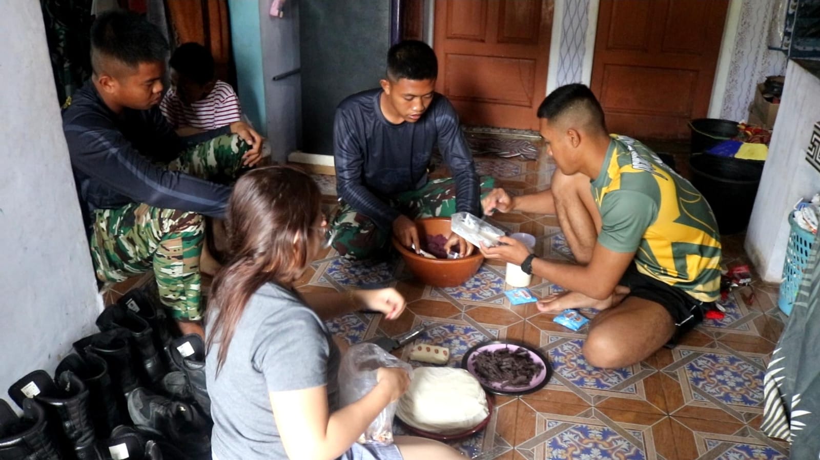 Di Balik Tugas TMMD, Ada Momen Kebersamaan Anggota Satgas dan Ibu Asuh di Dapur Sederhana Di Balik Tugas TMMD, Ada Momen Kebersamaan Anggota Satgas dan Ibu Asuh di Dapur Sederhana