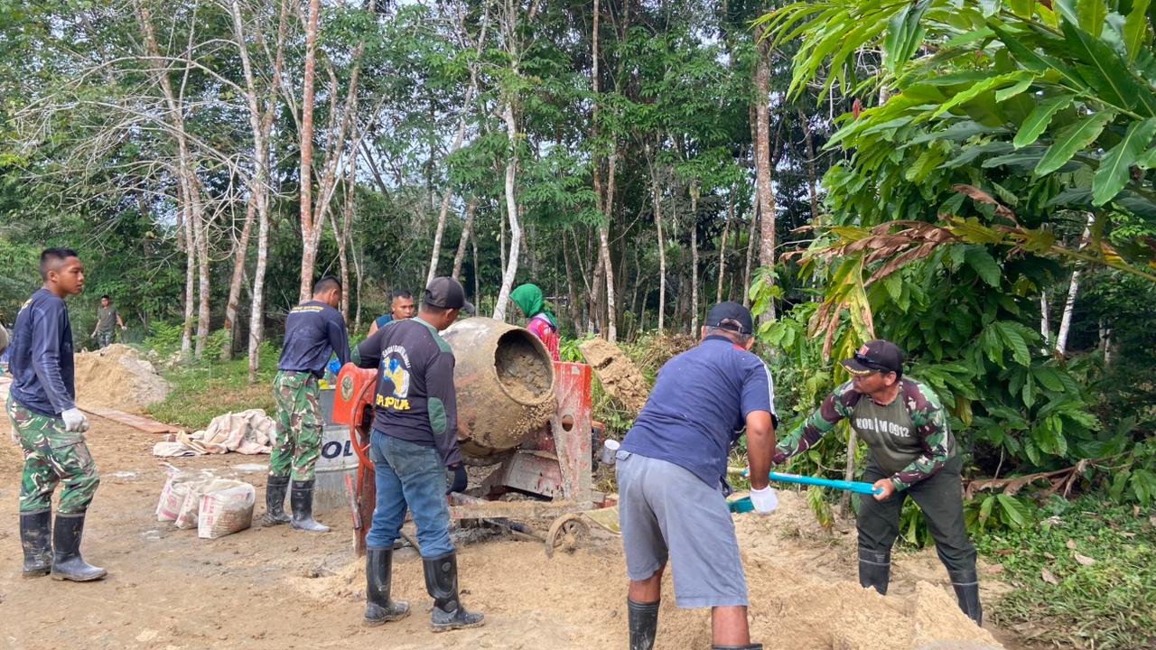 Hari Ke-5, Satgas TMMD Ke-127 dan Warga Terus Kebut Pengecoran Jalan di Linggang Amer