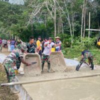 Hari Ke-5, Satgas TMMD Ke-127 dan Warga Terus Kebut Pengecoran Jalan di Linggang Amer
