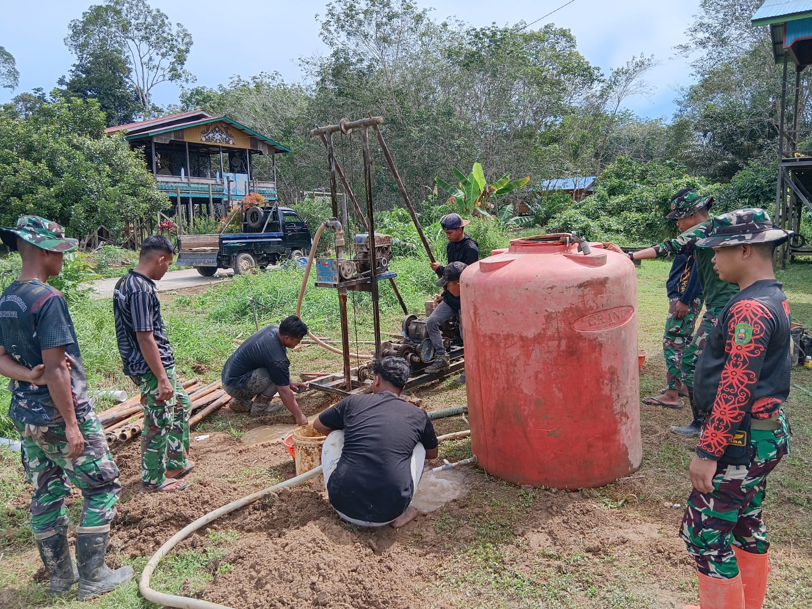 Dan SSK TMMD Wiltas Ke-127 Pimpin Tahap Pengeboran Sumur Bor Bersama Warga di Kampung Tering Lama