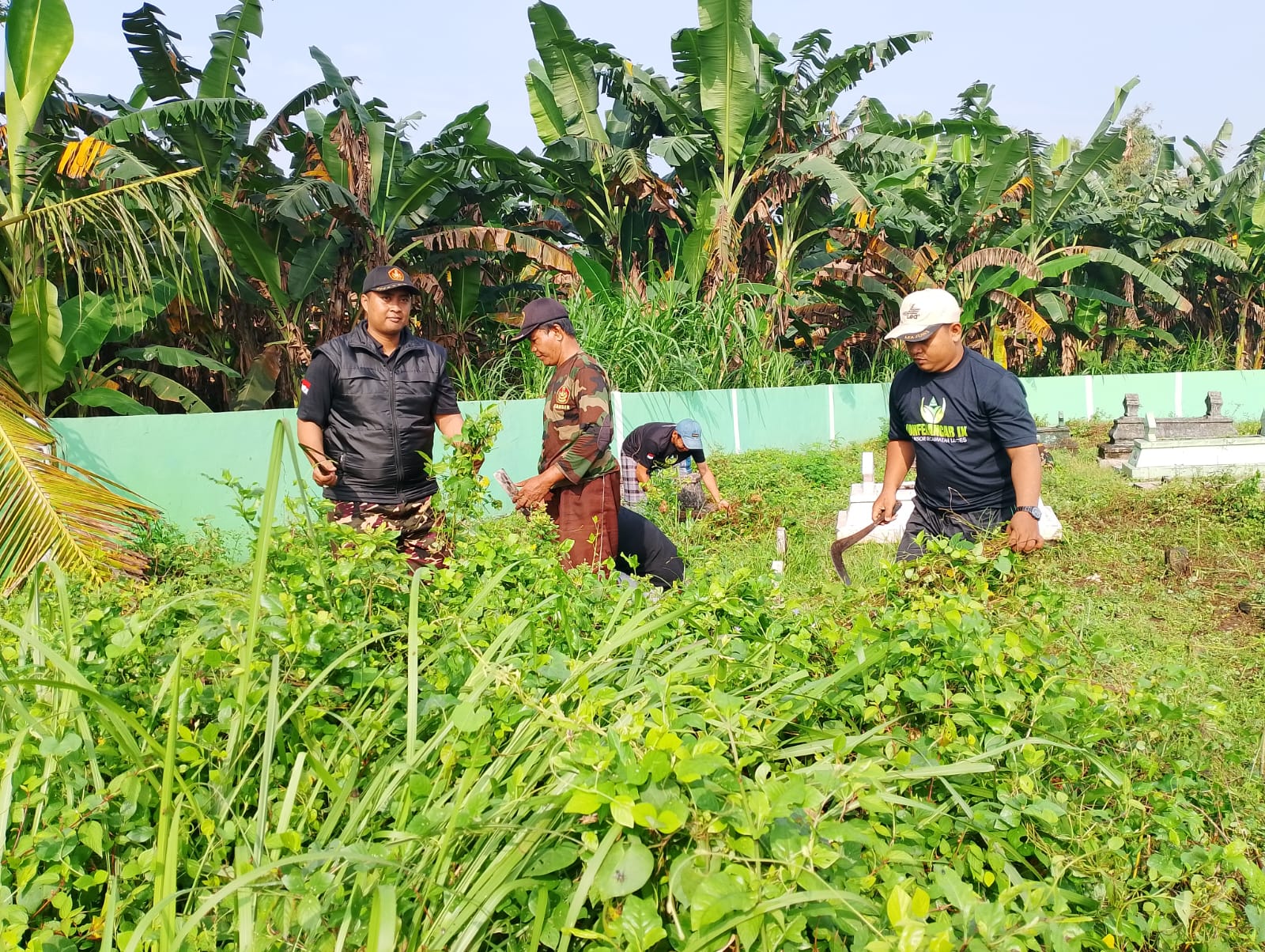Sambut Ramadhan, PAC GP Ansor dan Pemdes Leces Bersih-bersih Makam
