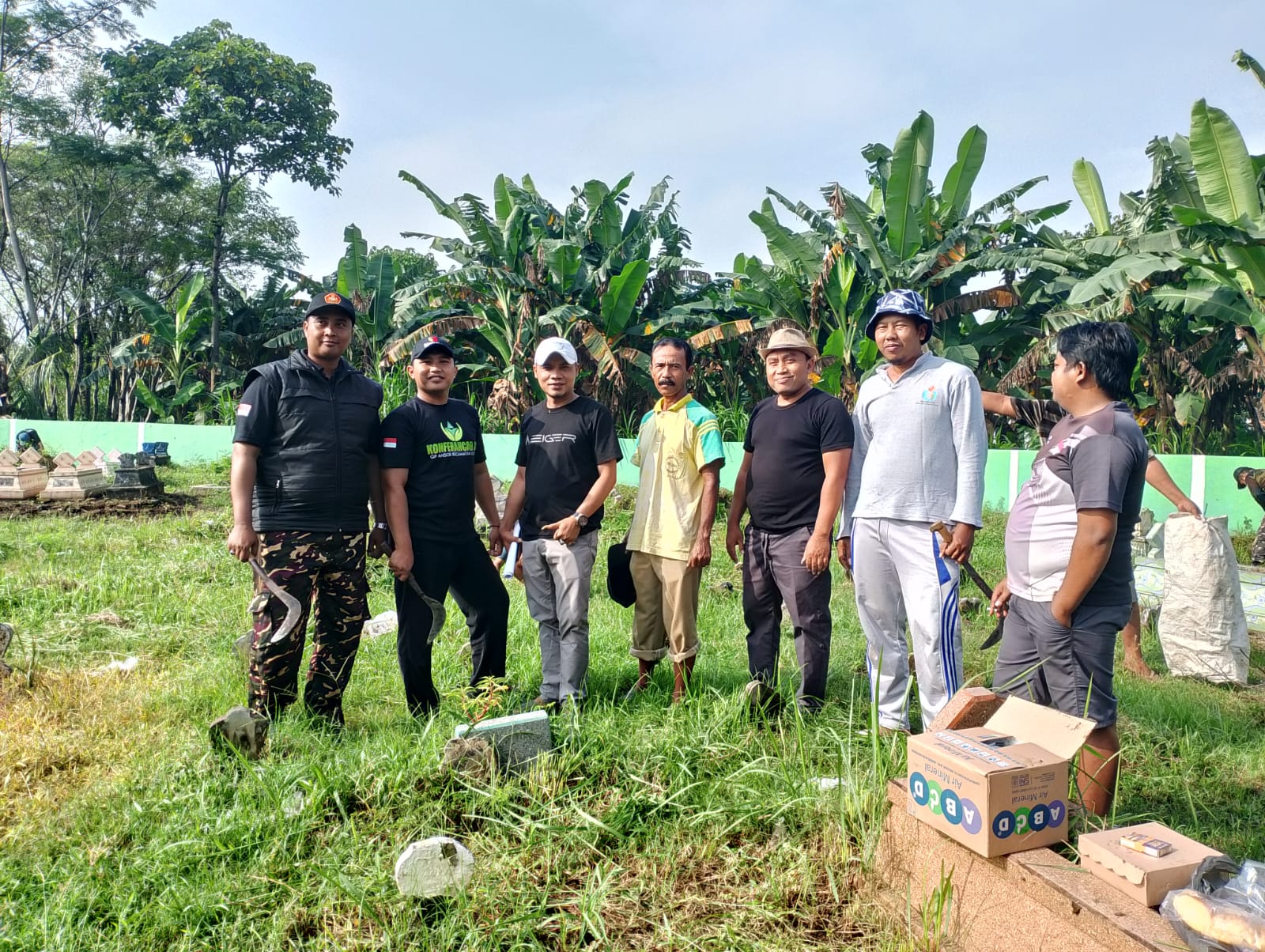 Sambut Ramadhan, PAC GP Ansor dan Pemdes Leces Bersih-bersih Makam