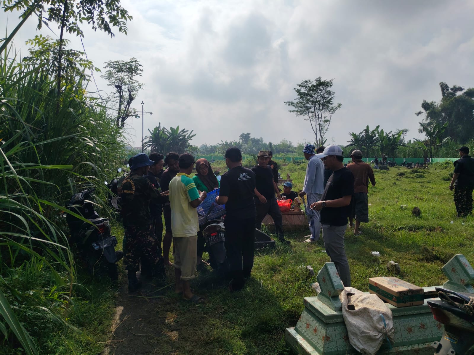 Sambut Ramadhan, PAC GP Ansor dan Pemdes Leces Bersih-bersih Makam