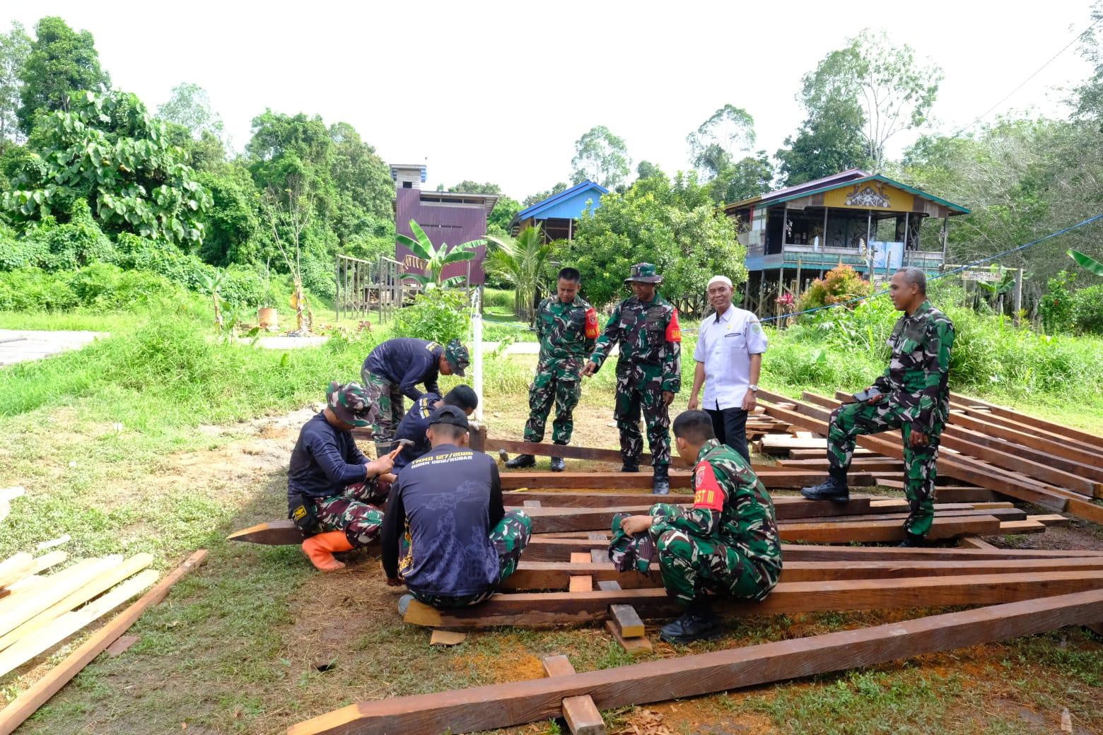 Pasiter Kodim 0912/Kubar Bersama Kabid Perkim Tinjau Sasaran Sumur Bor (TMAB) dan MCK di Kampung Tering Pasiter Kodim 0912/Kubar Bersama Kabid Perkim Tinjau Sasaran Sumur Bor (TMAB) dan MCK di Kampung Tering
