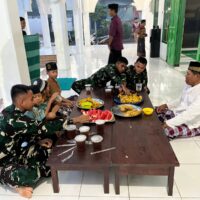 Hangatnya Kebersamaan, Anggota Satgas TMMD Buka Puasa Bersama Warga di Masjid Al Muhajirin
