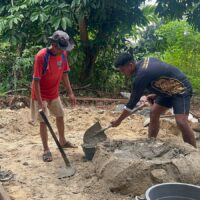Bahu Membahu Bersama Satgas TMMD, Warga Bantu Percepatan Pembangunan RTLH di Kampung Linggang Amer