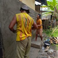 Personel TMMD Ke-127 Kodim 1514/Morotai Kerjakan Plester Dinding dan Pasang Triplek RTLH di Desa Mandiri