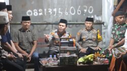Kapolres Probolinggo Kota Pembinaan Satkamling di Jrebeng Lor, Serahkan Bantuan Senter untuk Ronda Malam