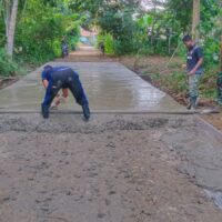 Pantang Kendur di Bulan Ramadhan, Anggota Satgas TMMD Kebut Pengerjaan Semenisasi Jalan