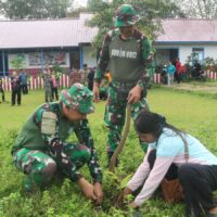 Tanamkan Cinta Lingkungan Sejak Dini, Satgas TMMD Ke-127 Bersama TK Linggang Bigung Laksanakan Penanaman Pohon