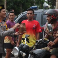 Polres Probolinggo Kota Bagikan 500 Takjil di Depan Mako dan Alun-Alun