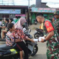 Ramadhan Penuh Berkah, SIMADA Turun Gunung Bersama Satgas TMMD dan Persit Berbagi Takjil di Linggang Bigung